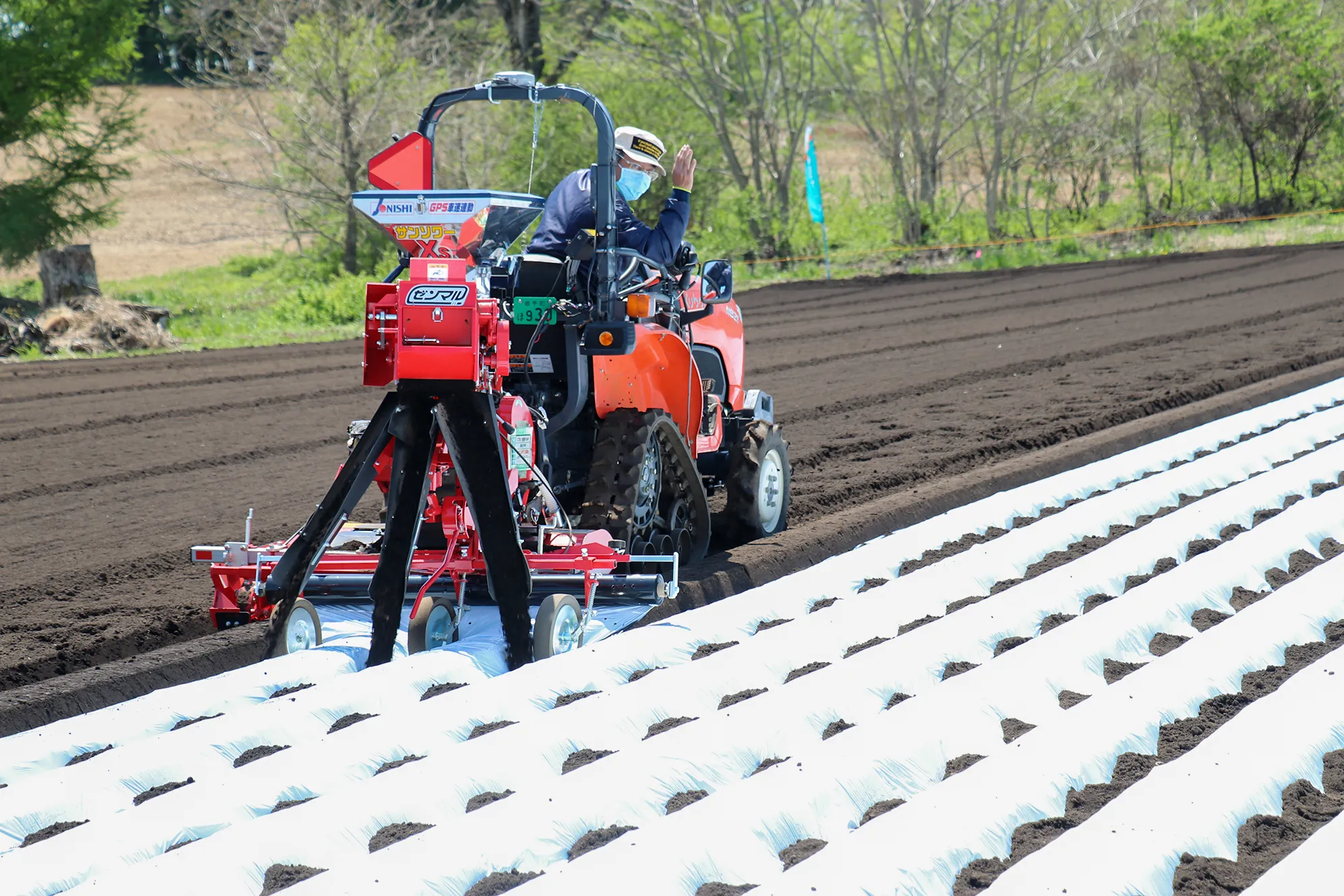 畝内散布で肥料コスト低減 <br>トラクタ用肥料散布機など実演 | JA新いわて