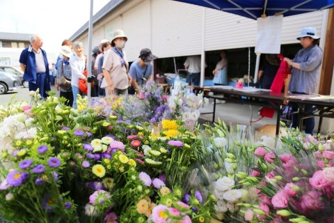 小菊など切り花好評<br>ＪＡ新いわてたまやまふれあい市お盆市