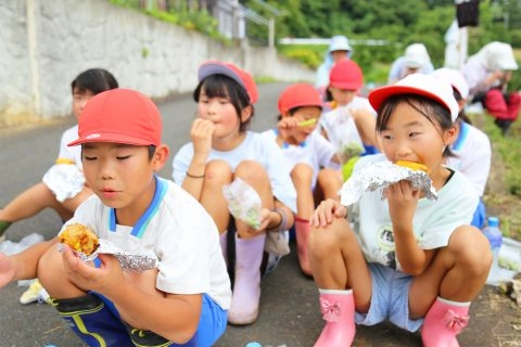 収穫を体験した野菜を味わう<br>岩手町立一方井小学校