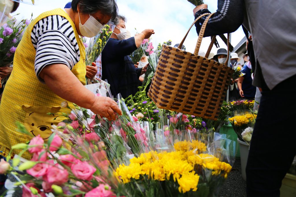 たまやまふれあい市お盆市のようす