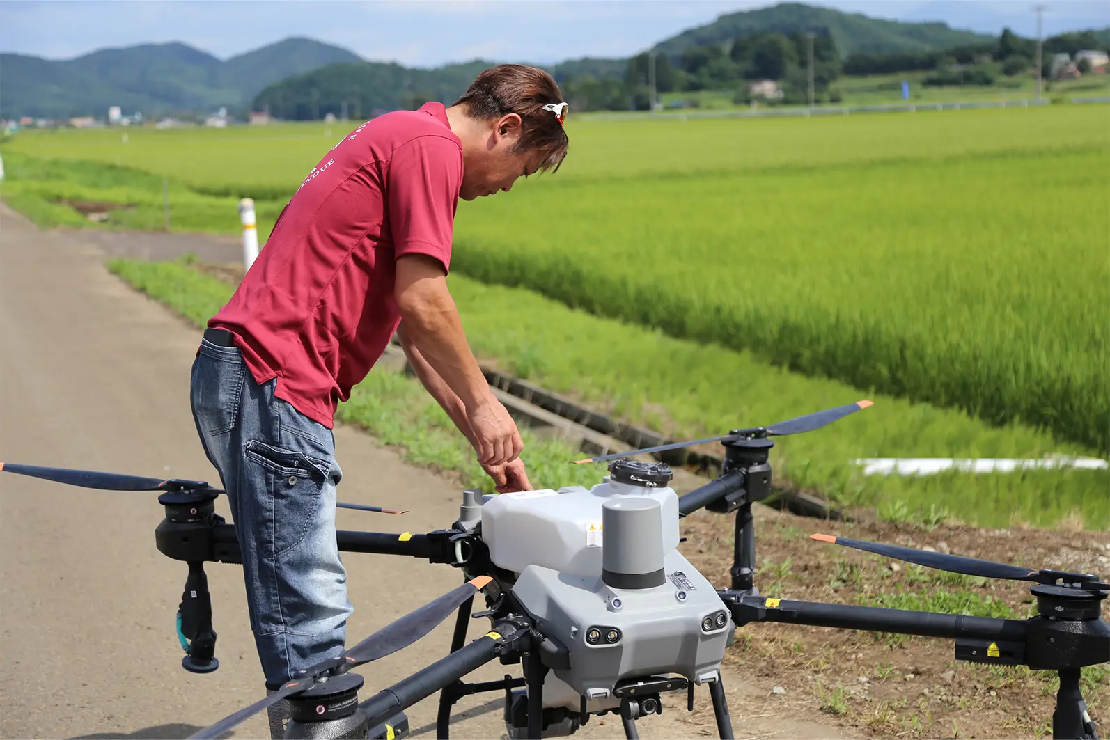 農業用ドローンで作業をする立柳さん