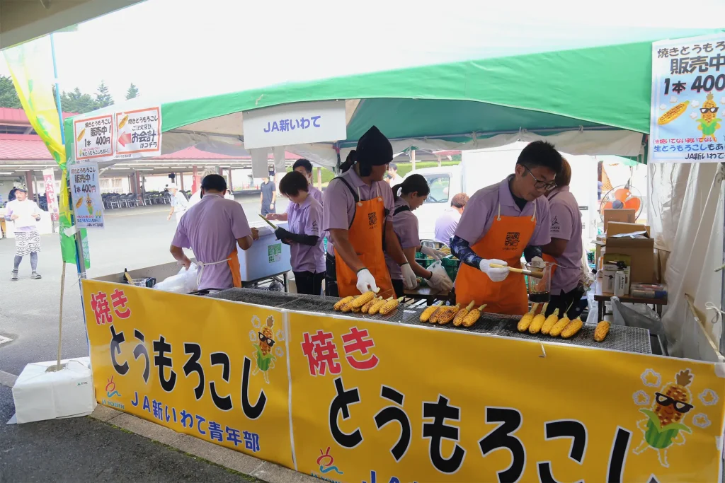 焼きとうもろこしを販売する様子