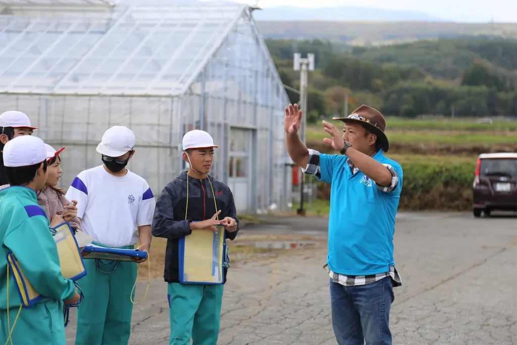 リンドウ生産施設の見学のようす