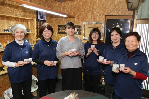 リンドウを生産する女性生産者が交流<br>キャンドル作りを体験